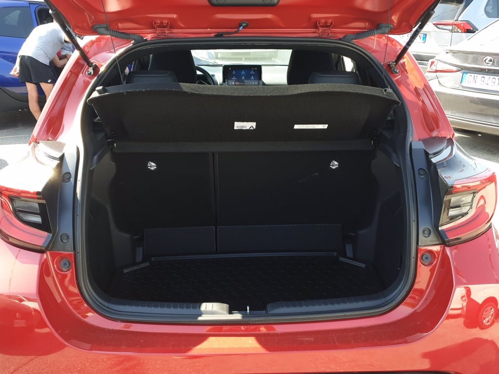 TOYOTA Yaris 1.5h lounge