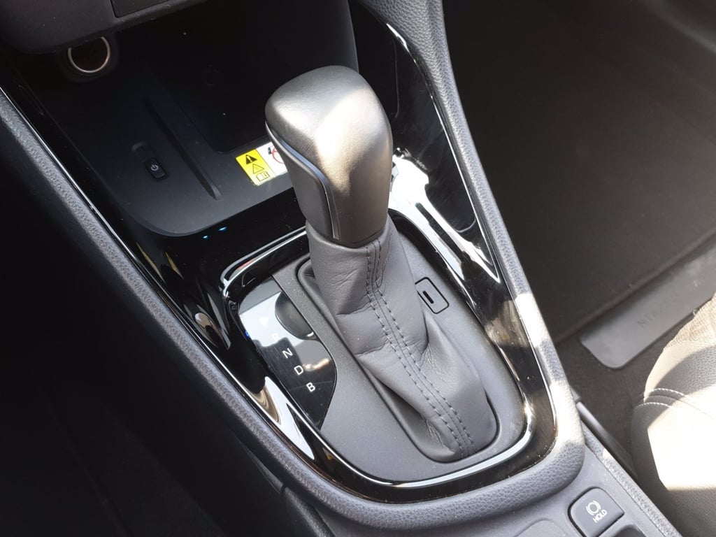 TOYOTA Yaris 1.5h lounge