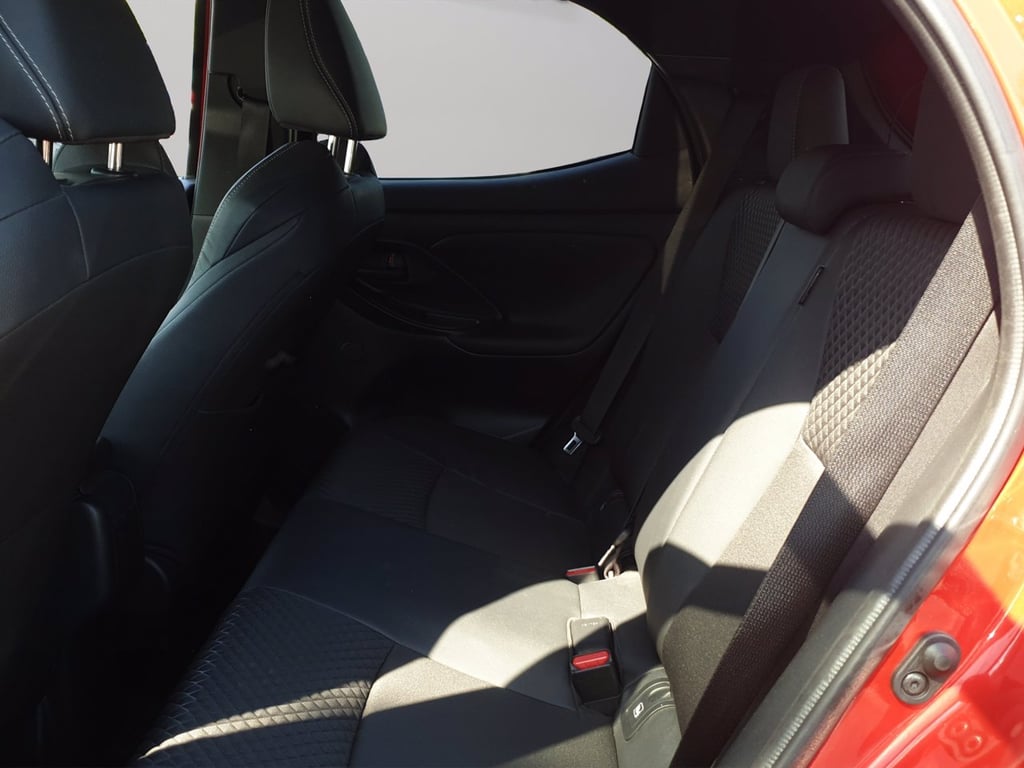 TOYOTA Yaris 1.5h lounge