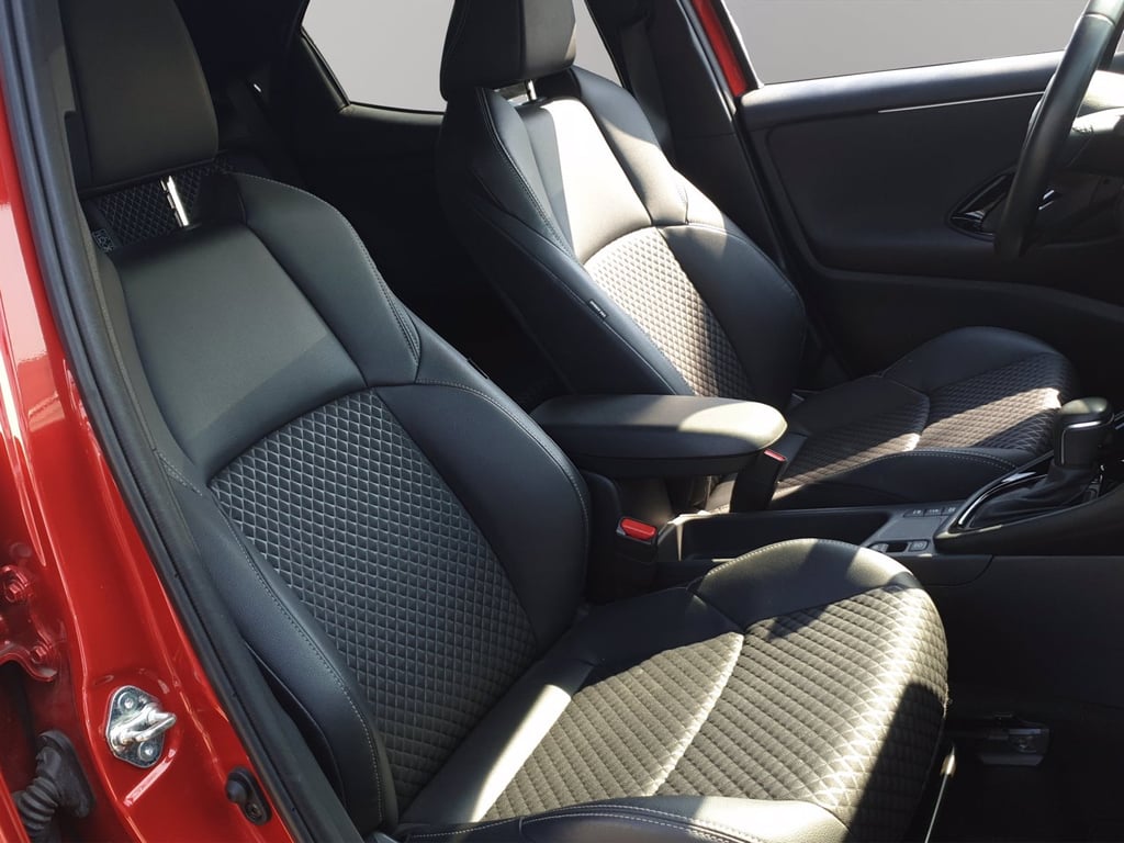 TOYOTA Yaris 1.5h lounge