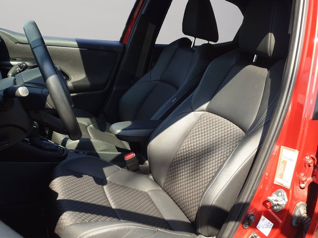 TOYOTA Yaris 1.5h lounge