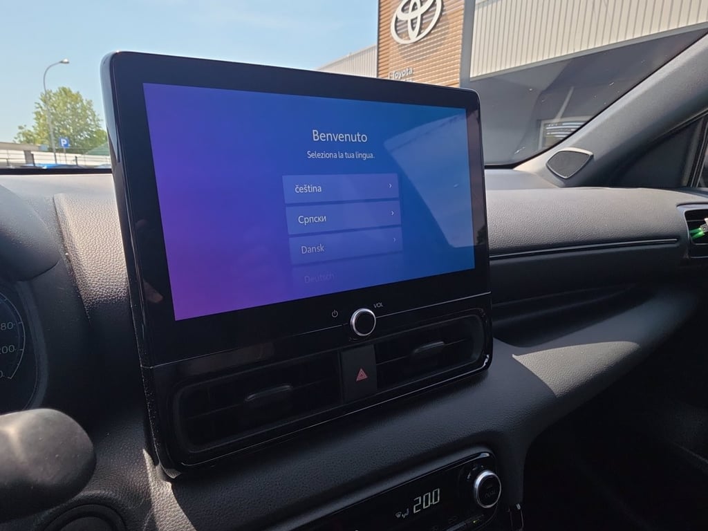 TOYOTA Yaris 1.5h 130 gr sport