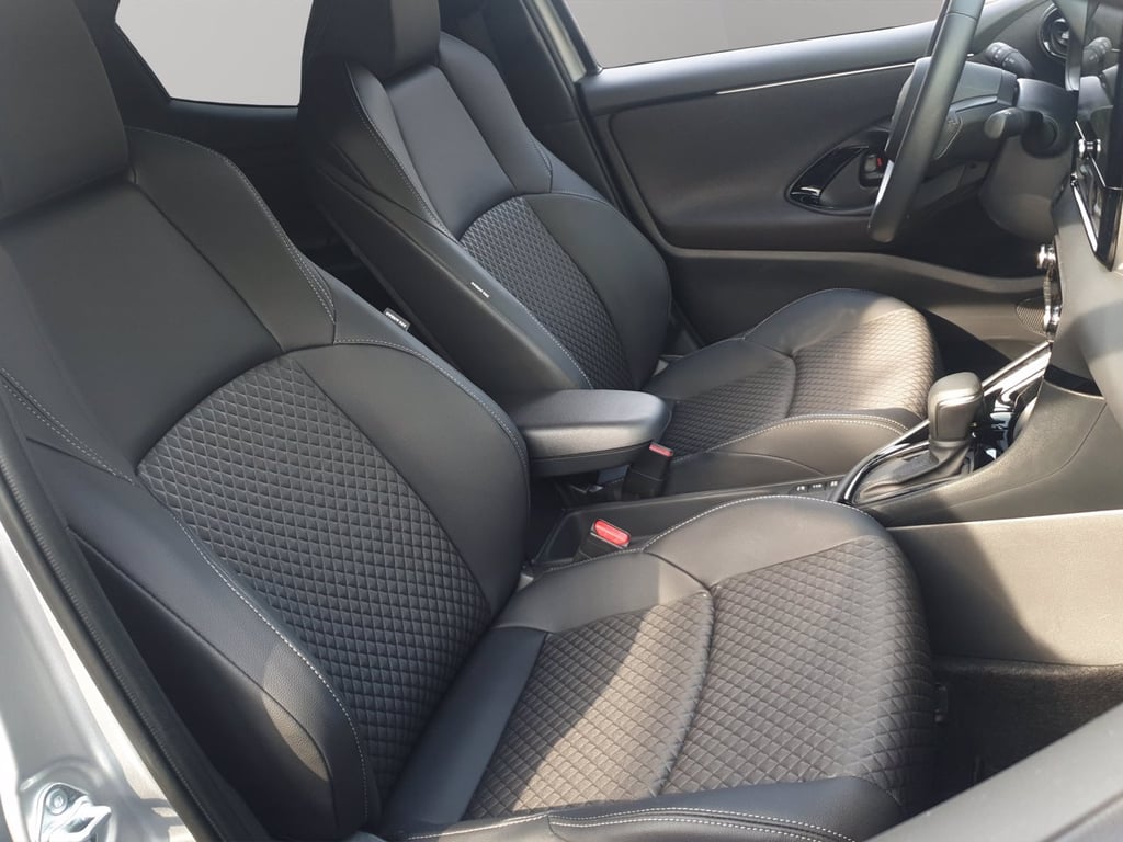 TOYOTA Yaris 1.5h 130 lounge