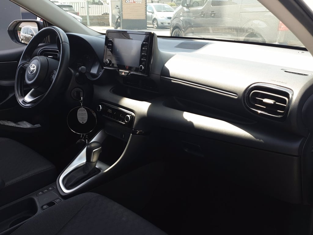 TOYOTA Yaris 1.5h active