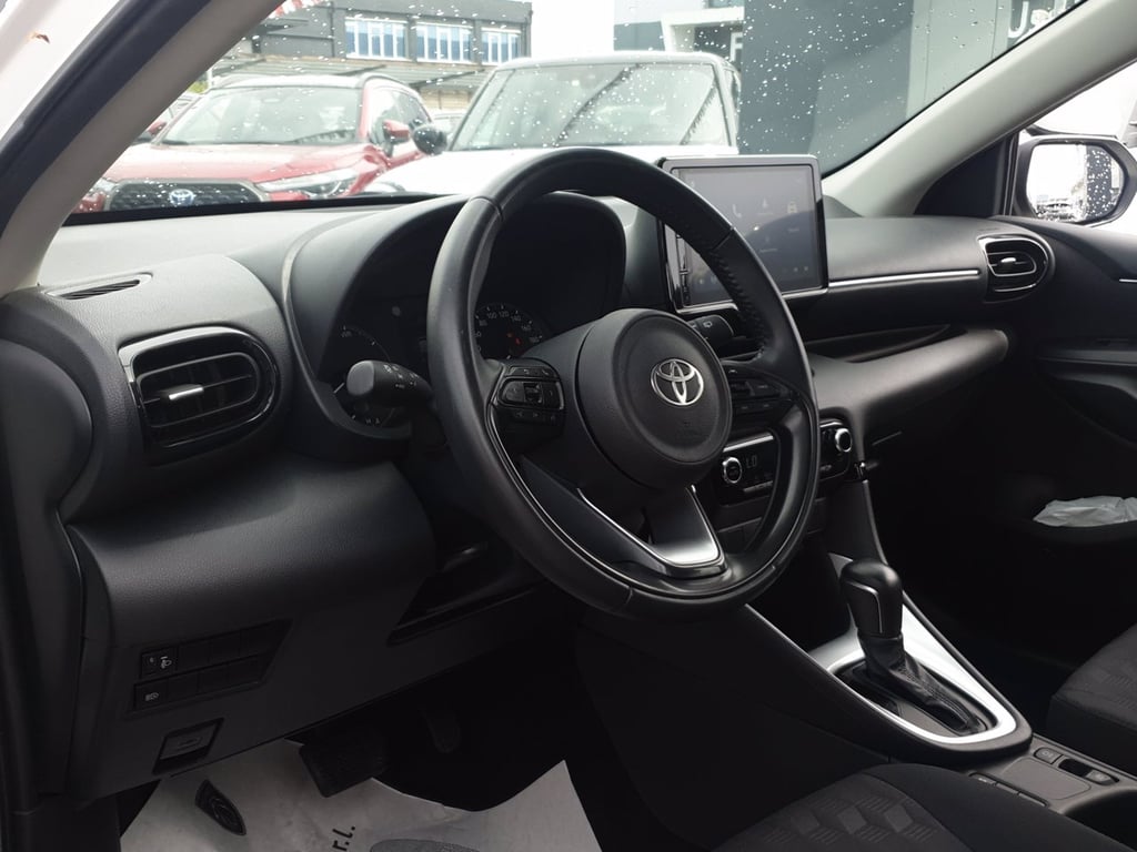 TOYOTA Yaris 1.5h active