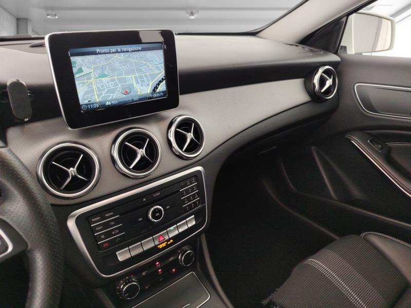 MERCEDES Gla 180 sport auto