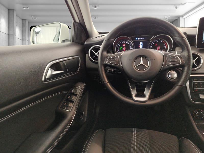 MERCEDES Gla 180 sport auto