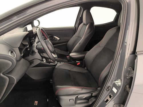 TOYOTA Yaris 1.5h 130 gr sport