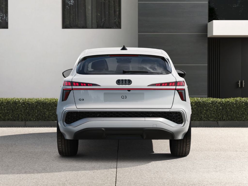 AUDI Q3 SPB e-hybrid 200 kW S tronic S line